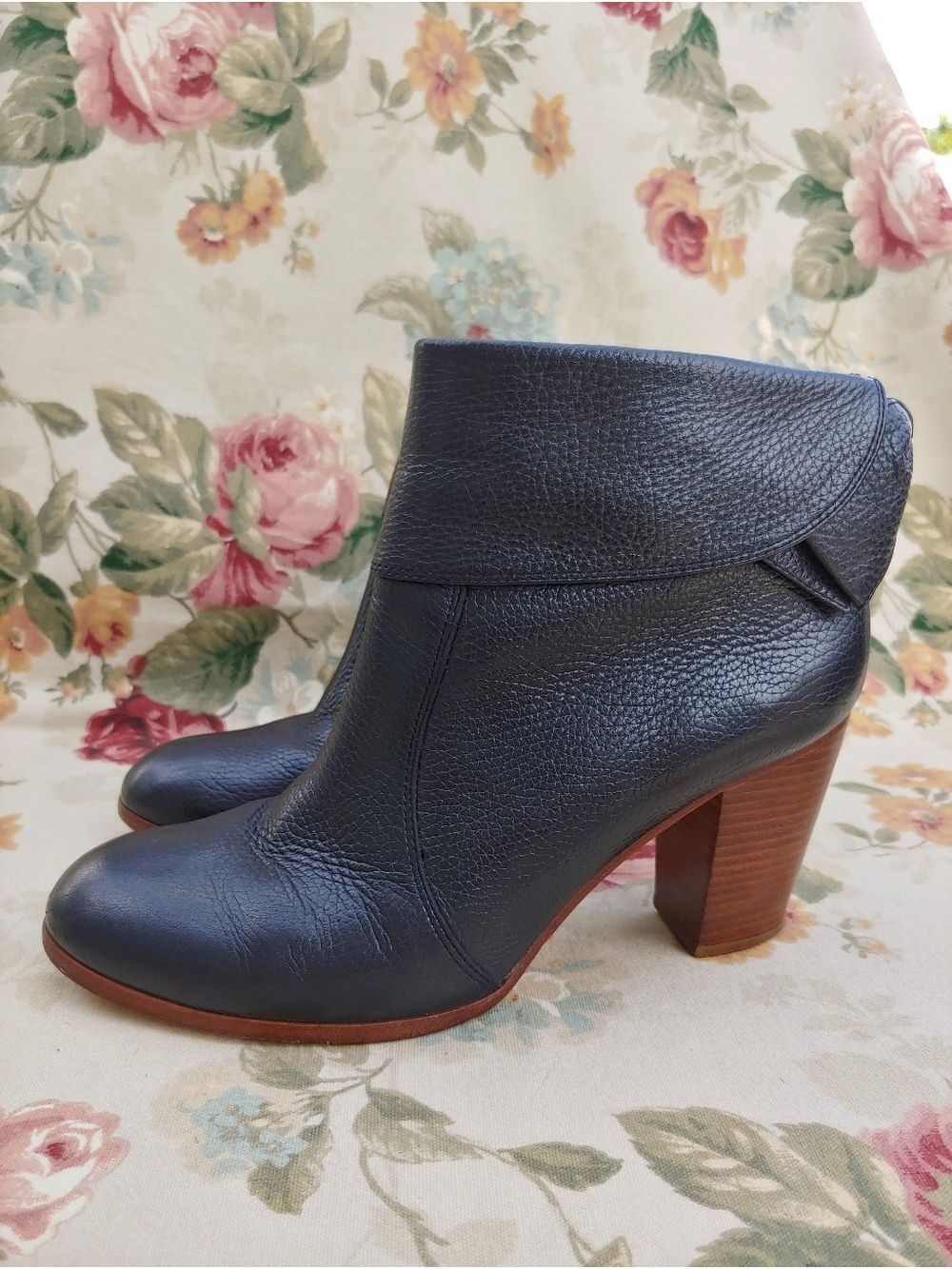 Kate Spade Lanise Bow Pebbled Leather Ankle Boot in Black Women's 9